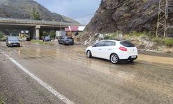 Erzurum-Artvin karayolunda heyelan meydana geldi