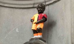 Galatasaray’ın 5 yıldızlı forması Brüksel’de tarihe geçti! Manneken Pis heykeline giydirildi