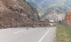 Gümüşhane’de heyelan meydana geldi! Yol ulaşıma kapandı