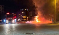 Kahramanmaraş’ta park halinde otomobil yandı! Hurdaya döndü