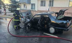 Seyir halindeki otomobil alyanarak hurdaya döndü!