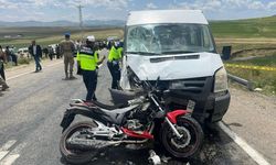 Van Özalp’ta Feci Kaza: Motosiklet ve Minibüs Çarpıştı 2 Genç Hayatını Kaybetti