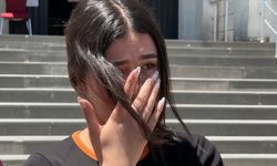 YKS çıkışı dayanamadı! Gözyaşlarına boğulan genç kızı annesi teselli etti