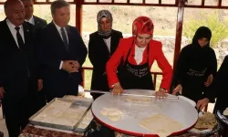 Bakan Mahinur Özdemir Göktaş Erzincan’da Kadın Kooperatifi açılışında gözleme yaptı