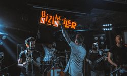 90’lar ve 2000’lerin ruhunu canlı müzikle yaşayın: “Bizimkiler” bu akşam Ankara'da!