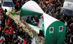 İsrail'in "öldürdük" dediği iki üst düzey İranlı isim, Tahran'daki cenazede görüntülendi