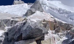 Everest'te tırmanış yapan dağcı, buz tutmuş adamla karşılaştı