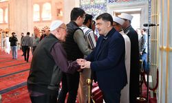 Ankara Valisi Kocatepe'de başkentlilerle bayramlaştı