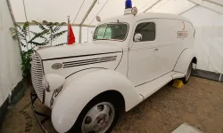Türk Kızılay’ın tarihi ambulansı estetik görüntüsüyle büyülüyor