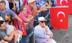 Hayrabolu Belediye Başkanı Başoğlu'nun Özgür Özel'in mitingindeki rahat tavrı gündem oldu