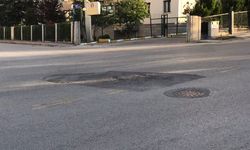 Yaşamkent’te Yol Tehlikesi! Asfalttaki Çökme Sürücüleri Zorluyor