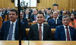 Yeni Yol Partisi'nin grup toplantısı gündeme damga vurdu: Üç partiden çarpıcı açıklamalar!