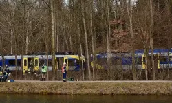 Almanya’da Yolcu Treni Raydan Çıktı: 3 Ölü 34 Yaralı