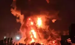 Çekmeköy'de Elyaf Fabrikasında Korkutan Yangın! Alevler Geceyi Aydınlattı