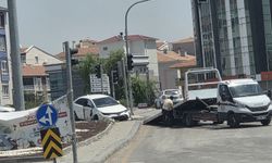 Ankara’da iki otomobil çarpıştı! Belediye personeli ve iki kişi yaralandı
