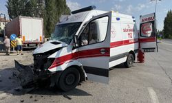Ankara tır ile ambulans çarpıştı: 3’ü sağlık çalışanı 5 yaralı