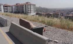 Ankara’da iki gence otomobil çarptı! O anlar kamerada