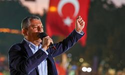 CHP lideri Özel'den Adana mitinginde sert sözler: "Seni yüzde 29'la oturtmam"