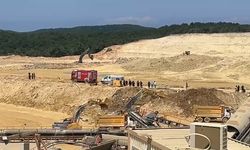 İstanbul'da kum ocağında göçük! İş makinesi suya gömüldü, operatör için kurtarma çalışması sürüyor
