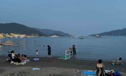 Marmaris’te Akşam Denizine Yoğun İlgi! Tatilciler Serinliği Gece Arıyor