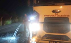 Yola dökülen yağ, belediye ekiplerince temizlendi