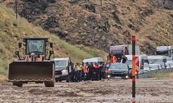 Yüksekova-Van karayolundaki heyelan trafiği felç etti