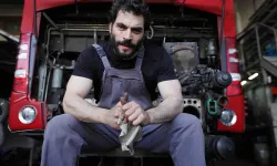 Akın Akınözü ‘Veliaht’taki karakteri için araba tamirhanesine girdi