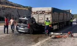 Pozantı-Adana Otoyolu’nda Trafik Kazası: Hafif Ticari Araç TIR’a Çarptı 5 Kişi Hayatını Kaybetti