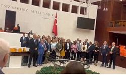 CHP’den Meclis’te emekli zammı protestosu: Kürsü işgali nedeniyle görüşmeler durdu!