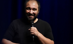 Ankara’da kahkaha dolu bir gece! Özgür Turhan stand-up gösterisiyle seyirci karşısına çıkıyor