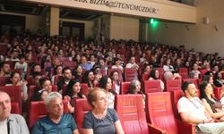 Elmadağ’da Sanat Rüzgârı: Devekuşu Kabare Ayakta Alkışlandı