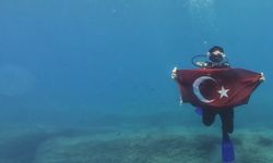 Antalya’da 30 Ağustos deniz altında kutlandı: Türk bayrağı açıldı, İstiklal Marşı işaret diliyle okundu