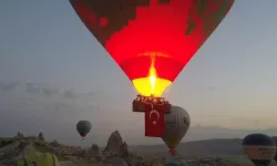 Kapadokya’da 30 Ağustos coşkusu: Balonlar Türk bayraklarıyla havalandı