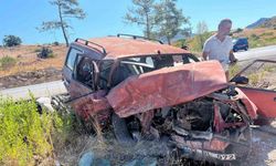 Antalya’da feci kaza: İki otomobil kafa kafaya çarpıştı 6 yaralı
