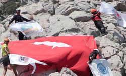 Dağcılar 30 Ağustos Zafer Bayramı için Kızlar Sivrisi’nde dev Türk bayrağı açtı