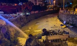 Kocaeli’de freni boşalan kamyonet dereye düştü