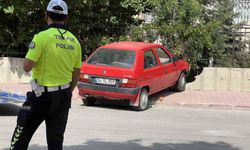 Konya’da dur ihtarına uymayan sürücü polise çarpıp duvara girdi