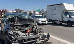 TEM Otoyolu’nda Tesla ile Tır Çarpıştı: Lüks Otomobil Hurdaya Döndü
