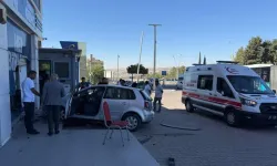 Şanlıurfa'da otomobil AK Parti İl Başkanlığı binasına girdi: 3 yaralı!