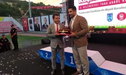 Taha Akgül’den ANKA-BİR Genel Başkanı Tuncay Gençer’e anlamlı plaket