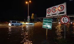 Ankara’da beklenen yağış geldi! Yollar suyla doldu araçlar mahsur kaldı
