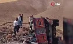 Beypazarı’nda seyir halindeki kamyon devrildi