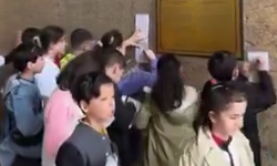 Anıtkabir'de minik öğrencilerden örnek davranış