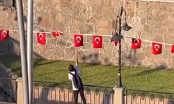 Çankırılı gençten örnek davranış! Ters dönen Türk bayraklarını tek tek düzeltti