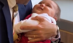 Babasının kucağındaki bebek iğneyi acı hissetmeden geçirdi