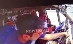 Minibüste sürücünün gözü önünde paraları çalıp kaçtı!