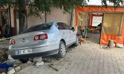 Isparta’da otomobil kahvehaneye daldı: 1 ölü 2 yaralı