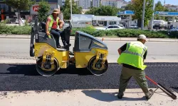 Kavurucu sıcakta Plevne Caddesi’nde ekiplerin asfalt mesaisi