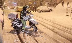 Teslimat için canlarını tehlikeye atan moto kuryeler isyan etti: "Yaşam hakkı istiyoruz"