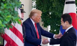 Trump'ın sağlık durumu yine gündem oldu: Elindeki morluk ne anlama geliyor?